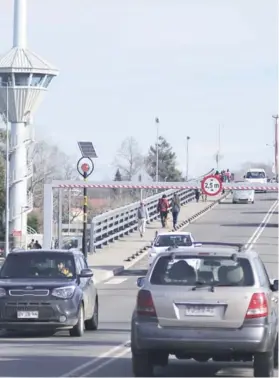  ??  ?? ► Por el puente hoy pasan cuatro mil automóvile­s al día.