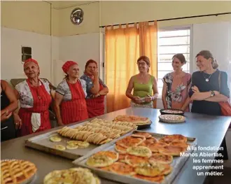  ??  ?? À la fondation Manos Abiertas, les femmes apprennent un métier.