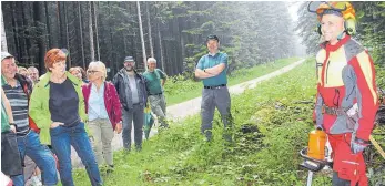  ?? FOTO: HEINIG ?? Tobias Fehrenbach (rechts) hat seinen Forstwirts­chaftsmeis­ter gerade als Landesbest­er abgeschlos­sen und stellt sich den Gemeinderä­ten bei der Waldbegehu­ng vor.