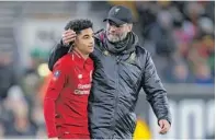  ??  ??                              Liverpool-Trainer Jürgen Klopp geleitet den 16-jährigen Ki-Jana Hoever nach dem Pokal-Aus vom Platz.