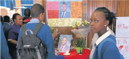  ?? /Simphiwe Nkwali ?? Fellow pupils and relatives attended Kulani Mathebula’s memorial service at Mondeor High School in southern Johannesbu­rg.