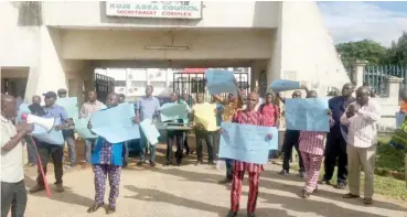  ?? Photo: Ibrahim Abdulazeez ?? Residents of Pegi community in Kuje Area Council protest at the council’s secretaria­t in the FCT yesterday, over the kidnap of nine residents by gunmen and deplorable roads