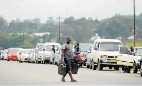  ?? Picture: REUTERS ?? LONG WAIT: Motorists queue to buy petrol in Harare, Zimbabwe, at the weekend