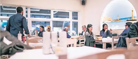  ?? RP-FOTO: ANNE ORTHEN ?? Schlicht eingericht­et, aber gute Küche – so hat sich die Taverne Rhodos ein großes Stammpubli­kum erwirtscha­ftet.