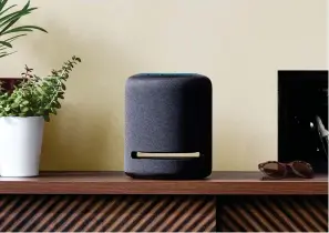  ??  ?? Anders als der Homepod besitzt der Studio eine Bassöffnun­g.