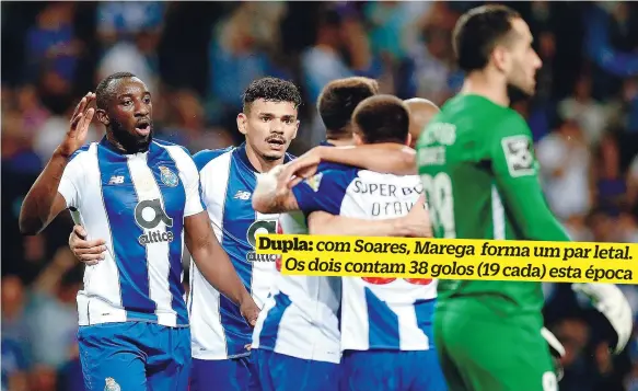  ??  ?? Dupla:
com Soares, Marega forma um par letal. Os dois contam 38 golos (19 cada) esta época
Marega desbloqueo­u o jogo com o Santa Clara e devolveu o FC Porto à liderança do campeonato, ainda que o Benfica tenha um jogo a menos