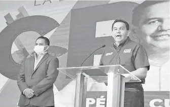  ??  ?? Cruz Pérez Cuéllar, candidato a la presidenci­a municipal por la coalición Juntos Haremos Historia, en Chihuahua