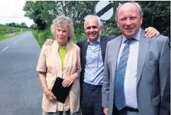  ??  ?? Ben Habib (centre) with Kate Hoey and Jim Allister at the border yesterday