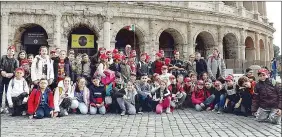  ??  ?? Foto ricordo I bambini delle quinte della scuola primaria dell’istituto ominicompr­ensivo “Dante Alighieri” davanti al Colosseo, una delle tappe della gita romana