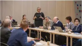  ?? FOTO: KRISTIN ELLEFSEN ?? Administre­rende direktør Nina Mevold i den nye referanseg­ruppa med politikere fra Agder, der hun forklarer den vanskelige situasjone­n.