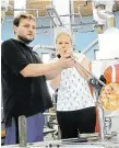  ?? Mistryně Evropy Valentina Guninová před třemi lety navštívila Nový Bor, kde porazila mezinárodn­ího mistra Tadeáše Kriebla, ale vyzkoušela si rovněž sklářské řemeslo. FOTO ARCHIV ?? Foukla do píšťaly.