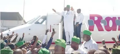  ?? ?? Governor Caleb Mutfwang of Plateau State returns to a rousing welcome at Yakubu Gowon Airport after the Supreme Court judgement on Friday which upheld his election victory. Photo: