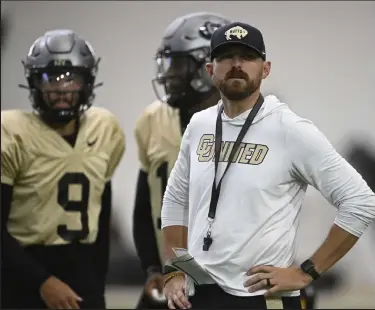  ?? Andy Cross / The Denver Post ?? Colorado Buffaloes offensive coordinato­r Mike Sanford during indoor practice at CU Aug. 6.