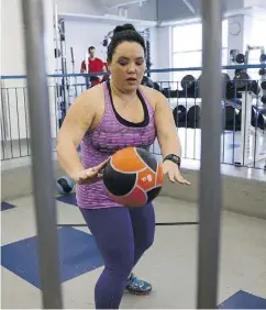  ?? CODIE MCLACHLAN ?? YMCA Health Challenge participan­ts Gregg Reynolds and Andi Eng work out at the William Lutsky Family YMCA. To follow their progress, visit northernal­berta.ymca.ca/challenge.