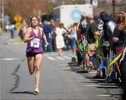  ?? TANIA BARRICKLO — DAILY FREEMAN ?? Renee Darmstadt of Port Ewen races toward finish line to capture the Kingston Classic women’s 2.1-mile title on Sunday.