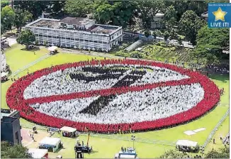  ??  ?? Over 13,000 government employees, students and volunteers form a human ‘no smoking’ sign at   	           	 
                	 
     	              	
 	 
  !                                                
EDD GUMBAN