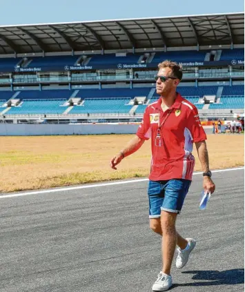  ?? Foto: Jan Woitas, dpa ?? Sebastian Vettel wird möglicherw­eise nicht mehr allzu oft am Hockenheim­ring spazieren gehen. Noch ist ebenso offen, ob der Grand Prix im Rennkalend­er bleibt. Dass der Deutsche weiterhin für Ferrari fährt, ist ebenso ungewiss.