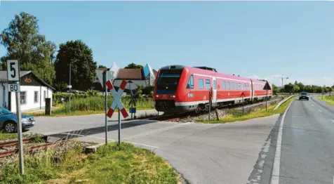  ?? Foto: Markus Heinrich ?? Der unbeschran­kte Bahnüberga­ng an der Eishalle von Bad Wörishofen. Züge müssen dort ein Warnsignal geben.