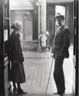  ?? ?? 1920: a sinistra,
Sylvia Beach davanti alla sua libreria; sotto, con lo scrittore James Joyce di cui pubblicher­à a sue spese l’ulisse.