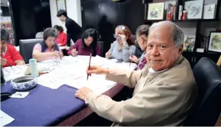  ?? Fotos cortesía del entrevista­do ?? 26 de julio de 2019. Nicanor Ramírez en una clase de caligrafía y pintura chinas, organizada en la sede de la Filial Latinoamer­icana de China Hoy en la Ciudad de México.