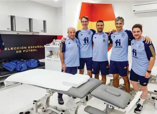  ?? PABLO GARCÍA ?? EQUIPAZO TRAS LOS JUGADORES Pedro Chueca, Juan Muro, Benito Milano, Fernando Galán y Ángel Ruiz, posando en la sala de fisioterap­ia de la selección española en Qatar.
