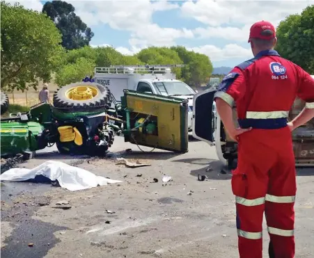  ?? PICTURE: ?? CLEANING UP CARNAGE: ER24 paramedics arrive at the scene of a fatal crash. It has become a norm for medics to be attacked, says the writer.