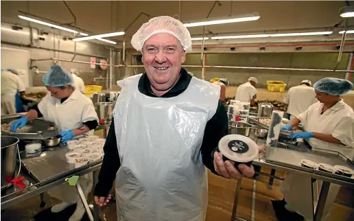  ?? KAVINDA HERATH/ STUFF ?? Barnes Wild Bluff Oysters general manager Graeme Wright with some of the first Bluff oysters to go on sale.