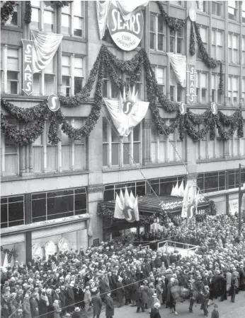  ?? SEARS ROEBUCK VIA AP ?? A crowd gathers for the grand opening of a Sears store on Chicago’s State Street in 1932.
