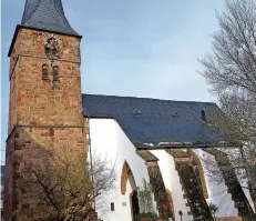  ?? FOTOS: SEBASTIAN DINGLER ?? Unser Foto vom Innenraum der Margareten­kirche im Ortszentru­m von St. Wendel-Niederkirc­hen (links) zeigt im Hintergrun­d bunte Glasfenste­r des tschechisc­hen Künstlers Heinz Oliberius. Weitere spannende Details sind beispielsw­eise Figuren und Köpfe an den...