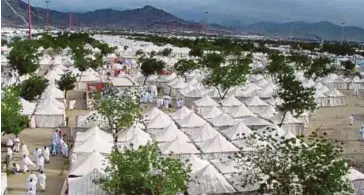  ??  ?? SUASANA musim haji di Padang Arafah.