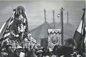  ?? THE MILWAUKEE JOURNAL ?? A statue of the Blessed Virgin Mary is borne in a procession during the first Festa Italiana on the Summerfest grounds on Aug. 6, 1978.