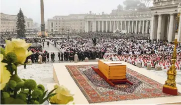  ?? ?? Funeral. El Vaticano dijo que a la misa de ayer asistieron unas 50 mil personas, y que alrededor de 200 mil pasaron por la basílica durante los tres días que albergó la capilla ardiente.