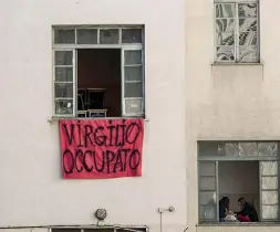  ??  ?? Via Giulia Due momenti del Virgilio durante il primo giorno di occupazion­e. Il liceo di via Giulia è stato occupato domenica sera (Lapresse)