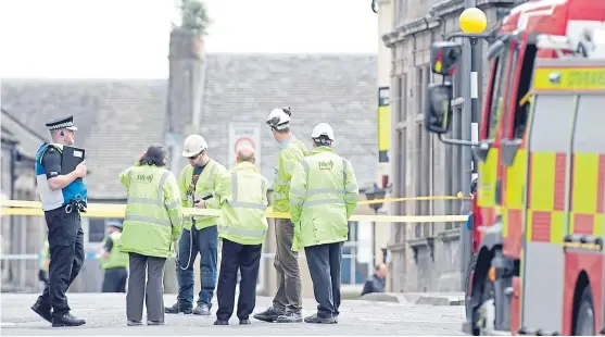  ?? Pictures: George Mcluskie. ?? Police cordon off the area near Queen Anne Street, Dunfermlin­e, where the explosions took place.