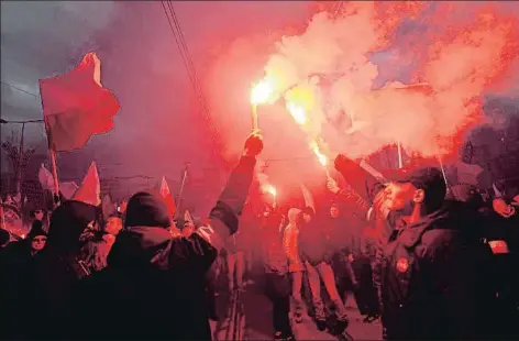  ?? CZAREK SOKOLOWSKI / AP ?? El año pasado, 70.000 ultras se manifestar­on con pancartas a favor de una “Europa blanca”