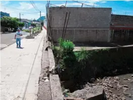  ??  ?? Abandonado. Más de tres años tiene de haber colapsado el muro de contención de la quebrada Santa Lucía, volviendo la zona vulnerable.