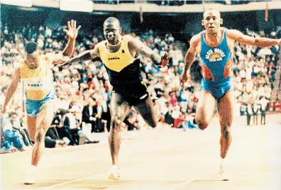  ?? HAMILTON SPECTATOR FILE PHOTO ?? Ben Johnson is edged at the line in his 1991 comeback from a steroid ban in front of 17,050 at Copps Coliseum by Daron Council, who also worked as a deputy sheriff in Florida.
