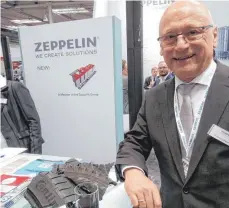  ?? FOTO: GÖRES ?? Aus alt macht neu: Zeppelin-Systems-Geschäftsf­ührer Rochus Hofmann neben Reifenteil­en, die in einer Zeppelin-Recyclinga­nlage in Einzelteil­e zerlegt und zum Teil für die Neuprodukt­ion eingesetzt werden.