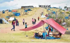  ??  ?? Protesta. Las familias invadieron un predio con la esperanza de ser vistas por autoridade­s estatales y federales.