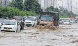  ?? YOGENDRA KUMAR/HT ?? Vehicles crawl through a waterlogge­d stretch of the Golf Course Extension road in Gurugram on Monday.