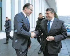  ?? ARCHIVFOTO: INA FASSBENDER/IMAGO IMAGES ?? Der ehemalige Vizekanzle­r Sigmar Gabriel (re.) wirkte als Berater für den Fleischkon­zern Tönnies.