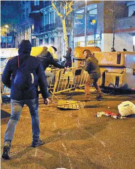 ?? JOSHUA ROBERTS/REUTERS ?? Barcelona fue escenario de choques entre independen­tistas y policías.