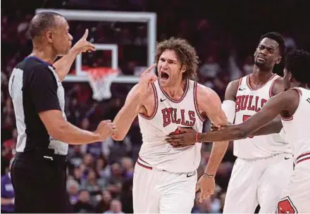  ?? EPA PIC ?? Chicago Bulls’ Robin Lopez argues with official Rodney Mott after being ejected from their NBA game against the Sacramento Kings on Monday.