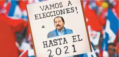  ?? AFP ?? Seguidores del presidente centroamer­icano apoyan en un mitin su voluntad de seguir en el poder.