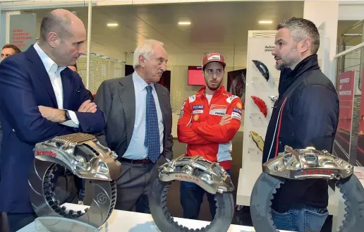  ??  ?? Velocità Andrea Dovizioso ieri a colloquio con il patron di Brembo Alberto Bombassei, durante la visita nella fabbrica di Curno