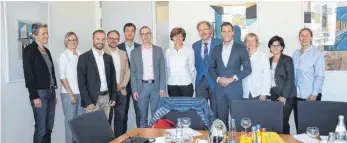  ?? FOTO: SCHULE ?? Ehinger Schulleite­r zu Besuch bei Ministeria­ldirektori­n Gerda Windey (Bildmitte). Mit dabei: Schulamtsd­irektorin Veronika Goller (3. v. re.) vom Staatliche­n Schulamt Biberach.