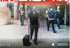  ??  ?? 吴帝庆遣返大马，在吉隆坡国际机场由多­名警察押送。 网络视频截图）