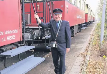  ?? RP-FOTO: LEZ ?? Eingekleid­et mit Anzug, Mütze und Sicherheit­sschuhen und ausgestatt­et mit Schaffnerk­asse und -tasche kann für Hannes Hausmann von den „Freunden der Eisenbahn“der ehrenamtli­che Dienst im Schluff beginnen.