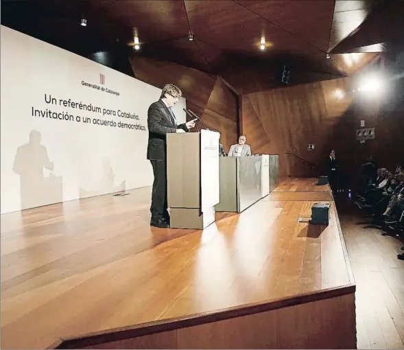  ??  ?? La intervenci­ón de Puigdemont fue seguida desde la primera fila por Pablo Iglesias, junto a representa­ntes del Govern, ERC y el PDECat