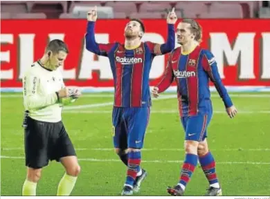  ?? ANDREU DALMAU / EFE ?? Messi celebra uno de sus goles al Alavés en la última jornada del campeonato de Liga.